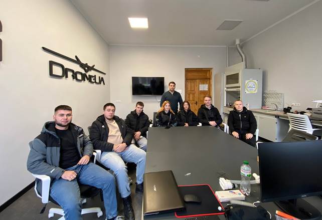 Зображення, що містить у приміщенні, стіна, особа, одежа</p>
<p>Вміст на основі ШІ може бути неправильним.