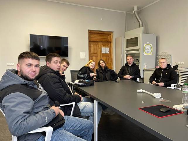 Зображення, що містить у приміщенні, особа, стіна, одежа</p>
<p>Вміст на основі ШІ може бути неправильним.