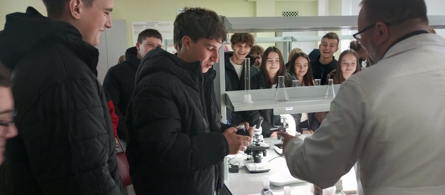 Зображення, що містить одежа, особа, Обличчя людини, чоловік</p>
<p>Вміст на основі ШІ може бути неправильним.