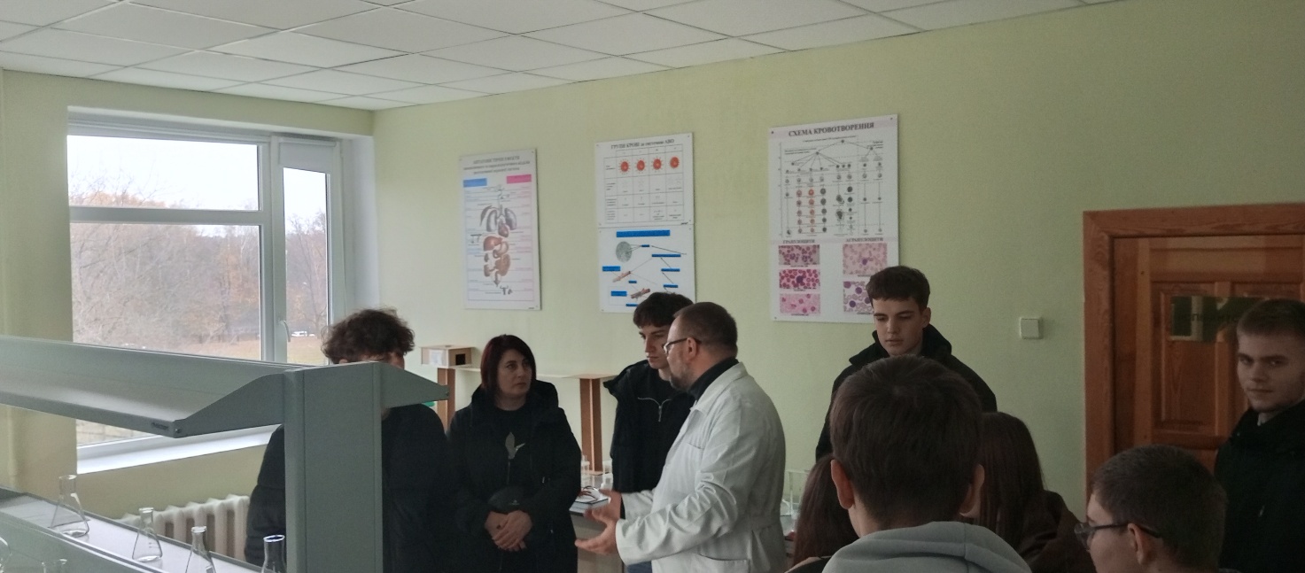 Зображення, що містить одежа, особа, текст, у приміщенні</p>
<p>Вміст на основі ШІ може бути неправильним.