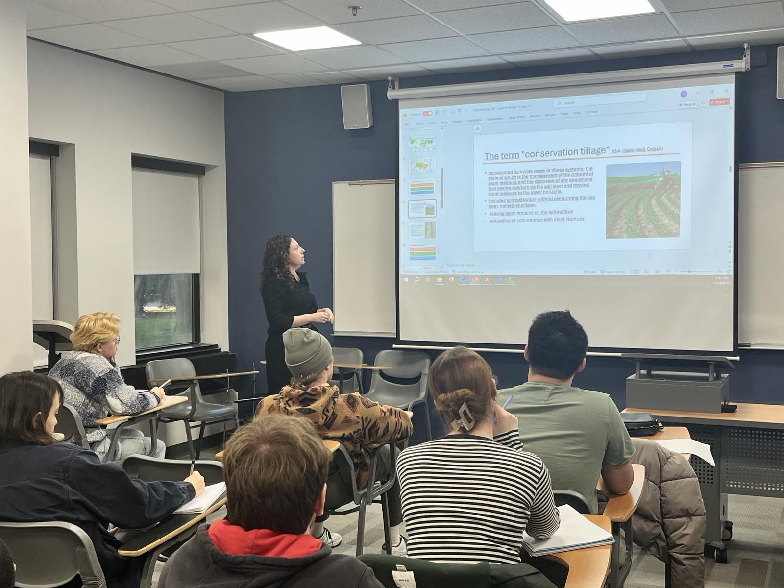 Зображення, що містить у приміщенні, одежа, особа, стілець</p>
<p>Вміст на основі ШІ може бути неправильним.