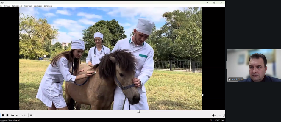 Изображение выглядит как человек, на открытом воздухе, одежда, небо</p>
<p>Содержимое, созданное искусственным интеллектом, может быть неверным.