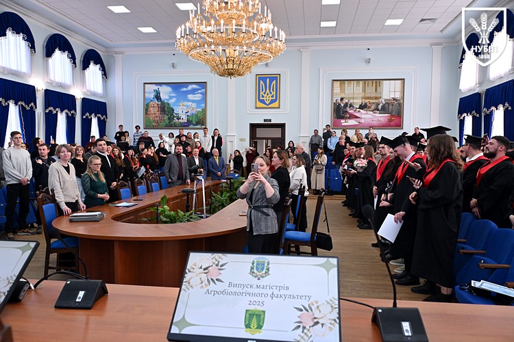 Зображення, що містить одежа, у приміщенні, особа, жінка</p>
<p>Вміст на основі ШІ може бути неправильним.