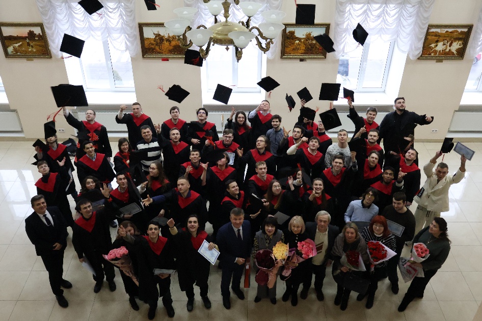 A group of people in graduation gowns</p>
<p>AI-generated content may be incorrect.