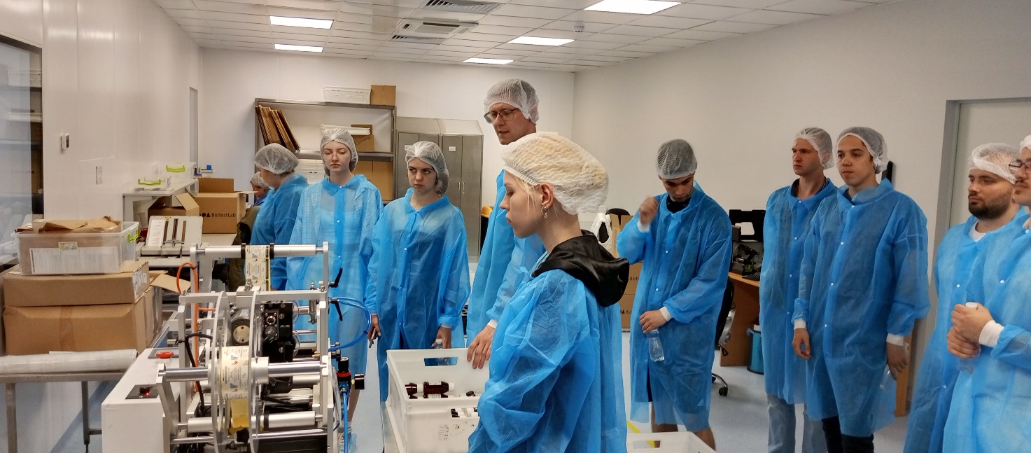 Зображення, що містить у приміщенні, одежа, особа, Медичне обладнання</p>
<p>Вміст на основі ШІ може бути неправильним.