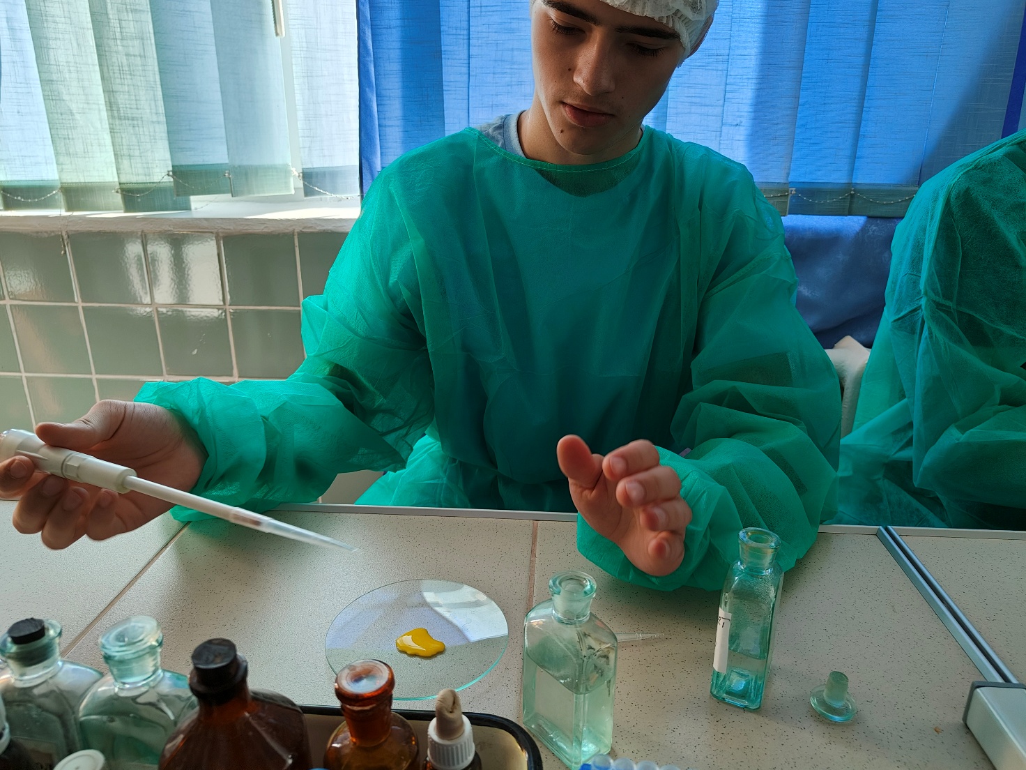 Зображення, що містить особа, одежа, Медичне обладнання, Медична рукавичка</p>
<p>Вміст на основі ШІ може бути неправильним.