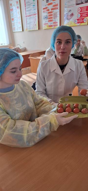 Зображення, що містить Обличчя людини, особа, одежа, у приміщенні</p>
<p>Вміст на основі ШІ може бути неправильним.