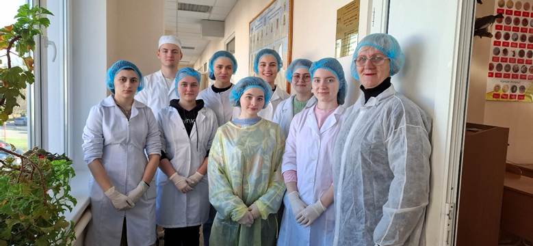 Зображення, що містить весілля, особа, група, просто неба</p>
<p>Вміст на основі ШІ може бути неправильним.