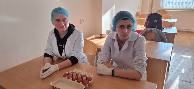 Зображення, що містить особа, одежа, стіна, у приміщенні</p>
<p>Вміст на основі ШІ може бути неправильним.