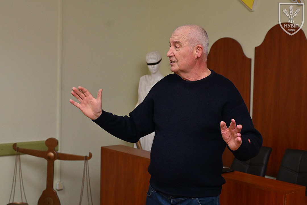 СВІТЛИЧНИЙ