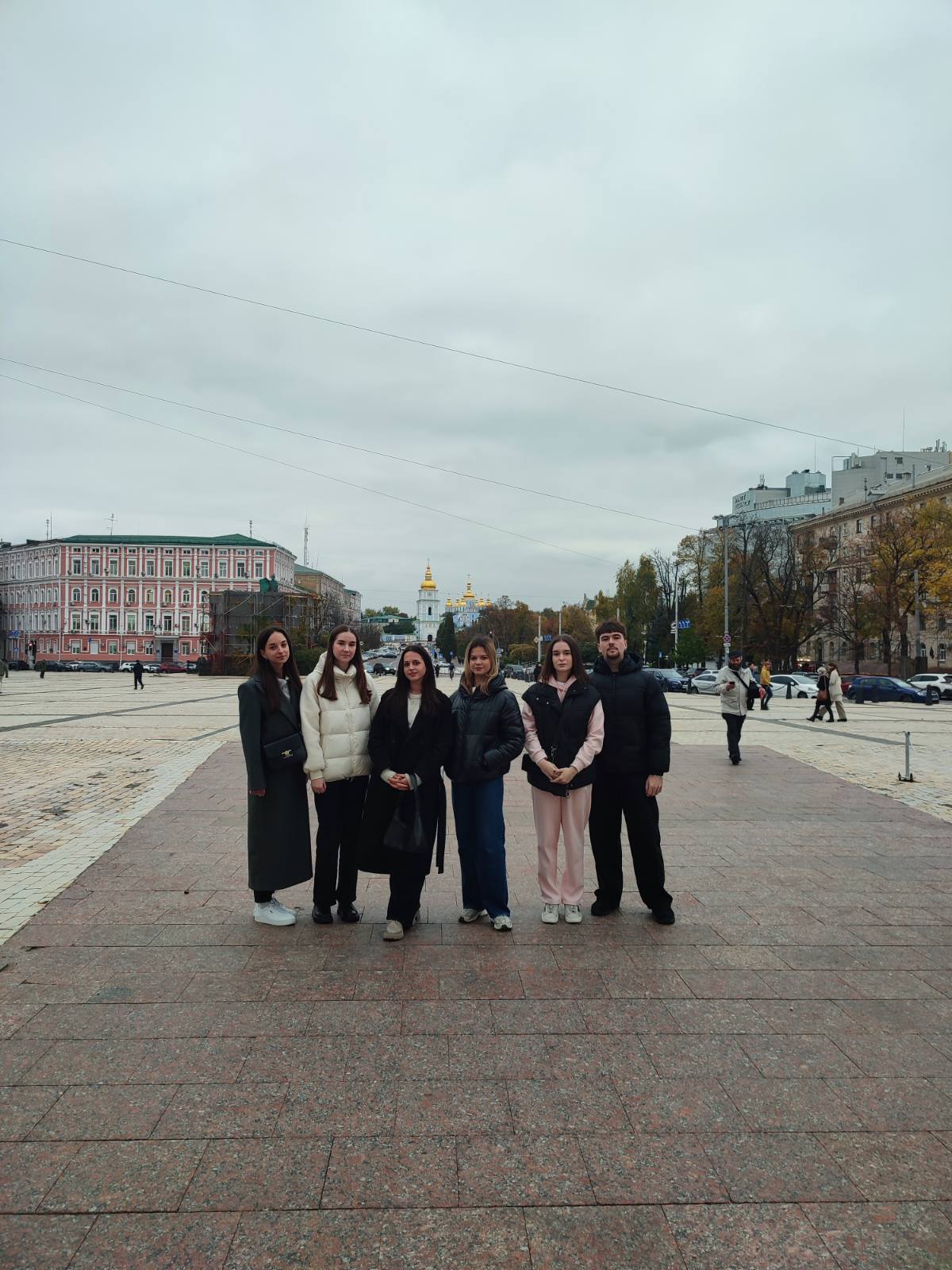 Зображення, що містить небо, просто неба, одежа, взуття</p>
<p>Вміст на основі ШІ може бути неправильним.