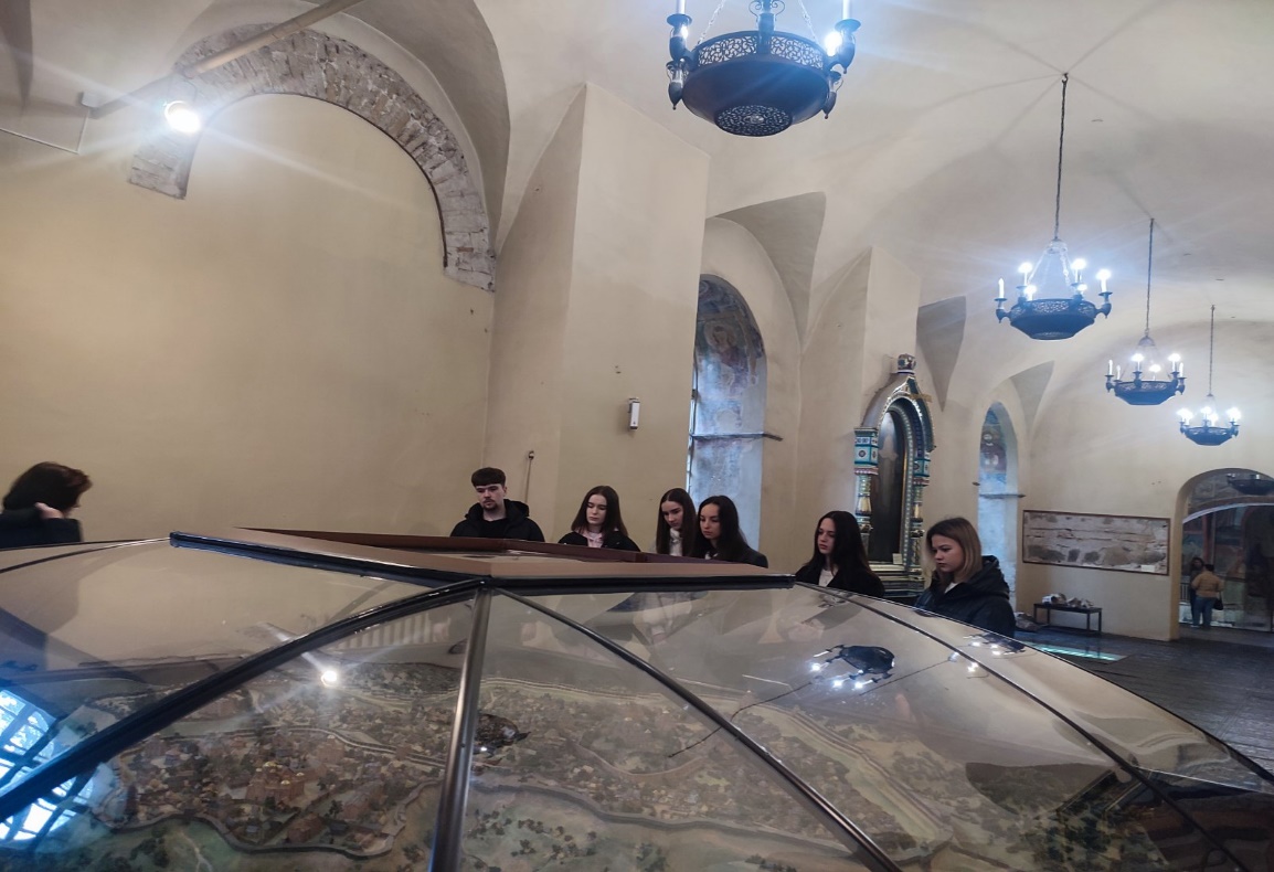 Зображення, що містить у приміщенні, стіна, особа, стеля</p>
<p>Вміст на основі ШІ може бути неправильним.