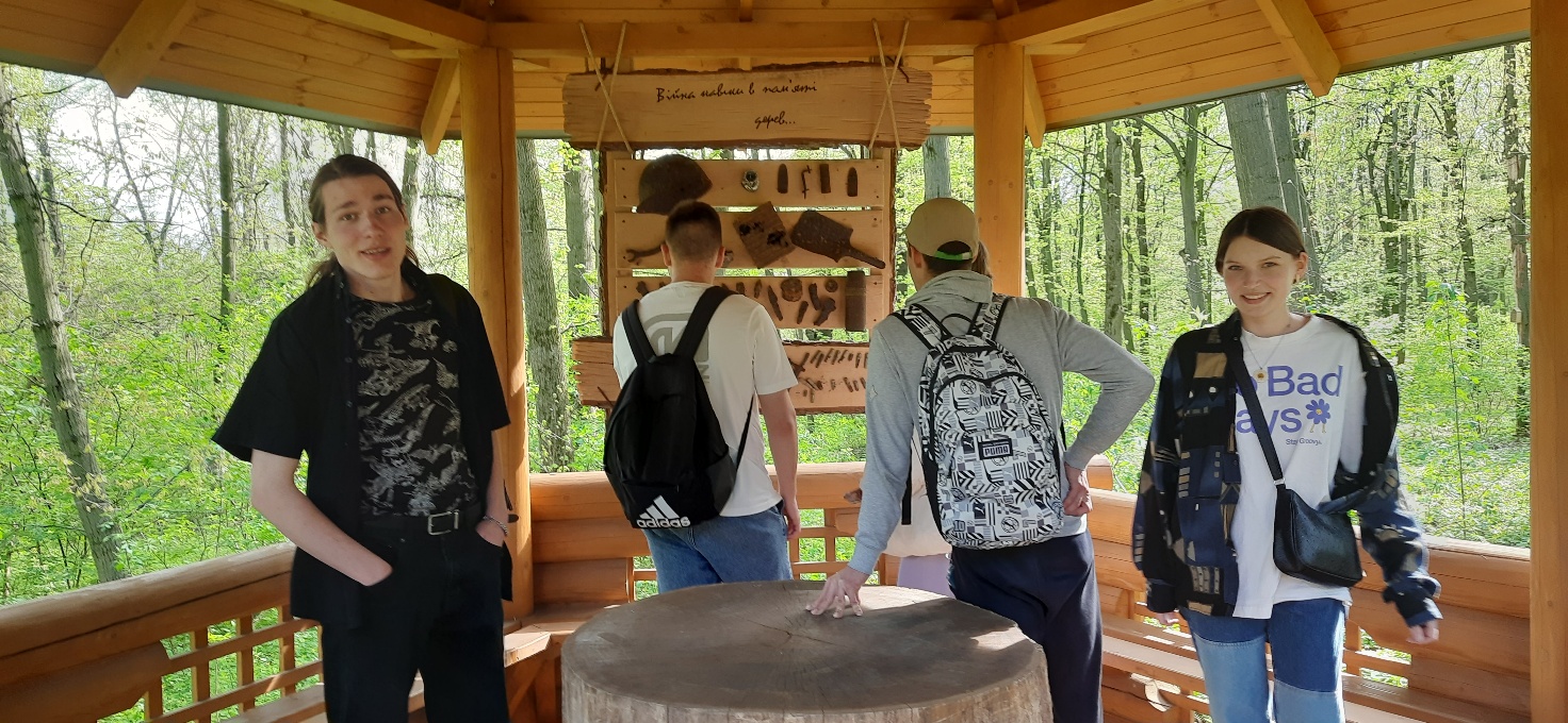 Зображення, що містить одежа, особа, дерево, стіл</p>
<p>Вміст на основі ШІ може бути неправильним.