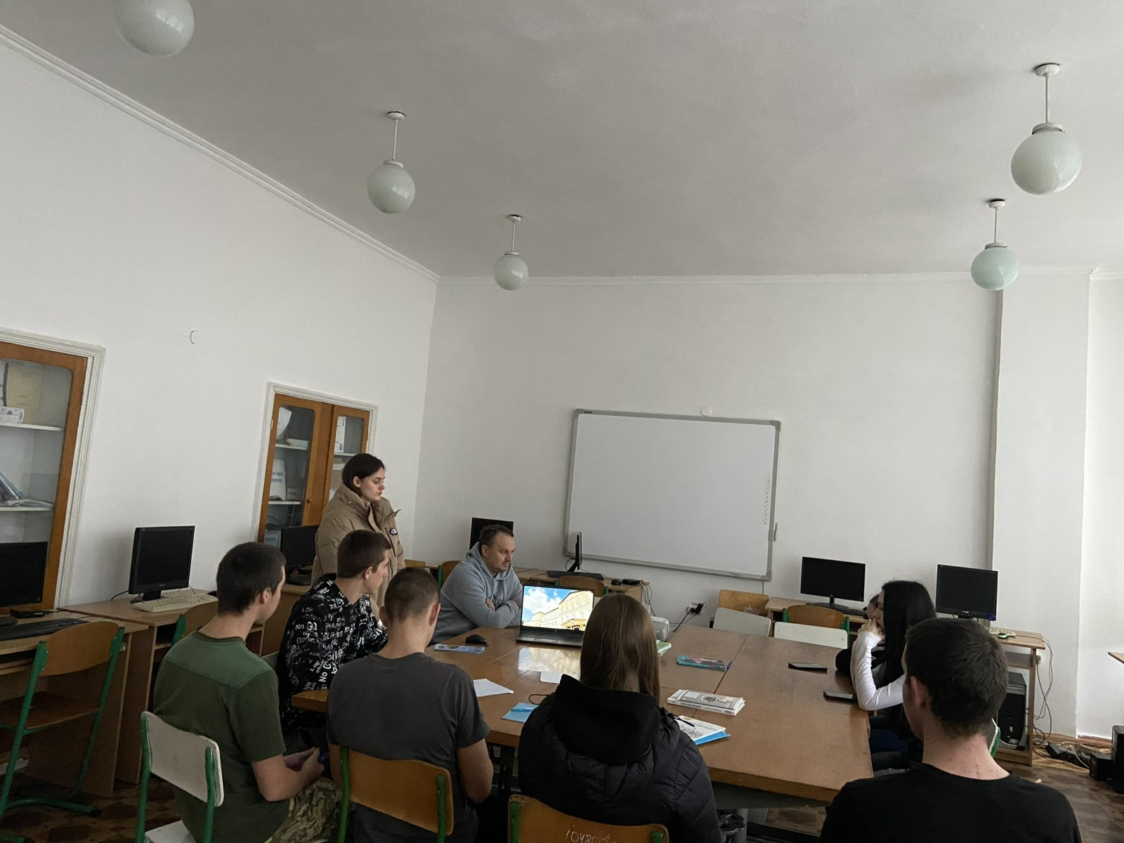 Зображення, що містить у приміщенні, стіна, меблі, стіл</p>
<p>Вміст на основі ШІ може бути неправильним.