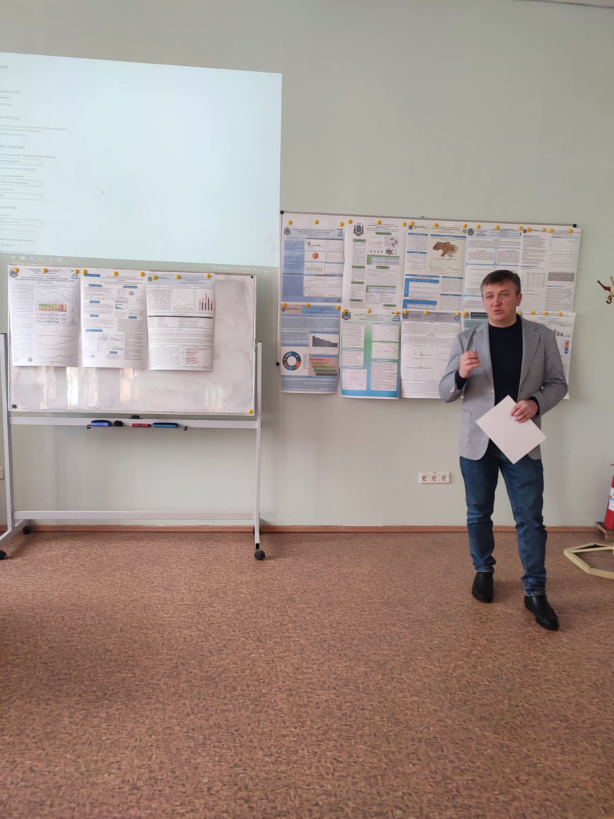 Зображення, що містить у приміщенні, стіна, одежа, текст</p>
<p>Вміст на основі ШІ може бути неправильним.