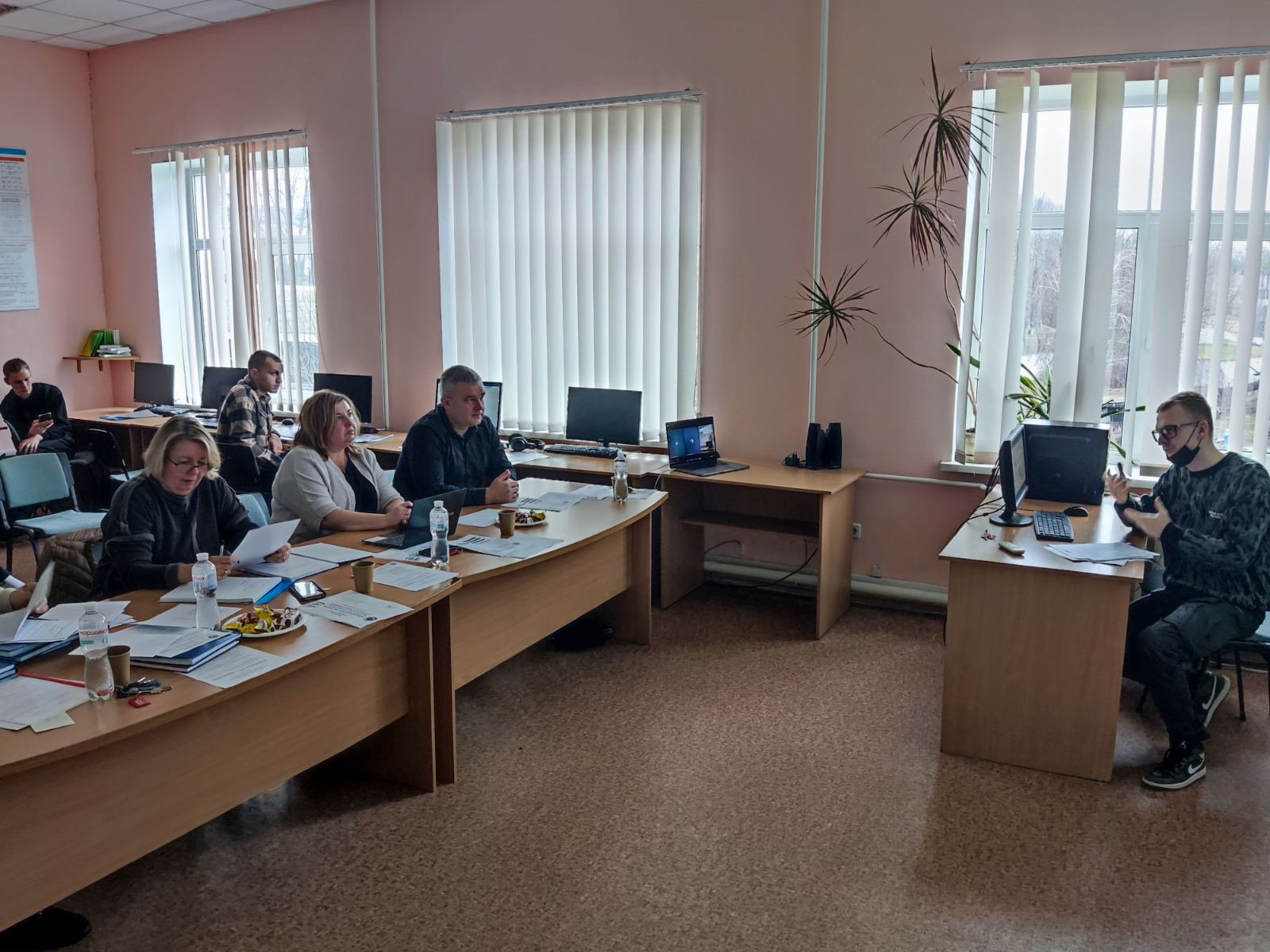 Зображення, що містить у приміщенні, стіл, меблі, Офісна будівля</p>
<p>Вміст на основі ШІ може бути неправильним.