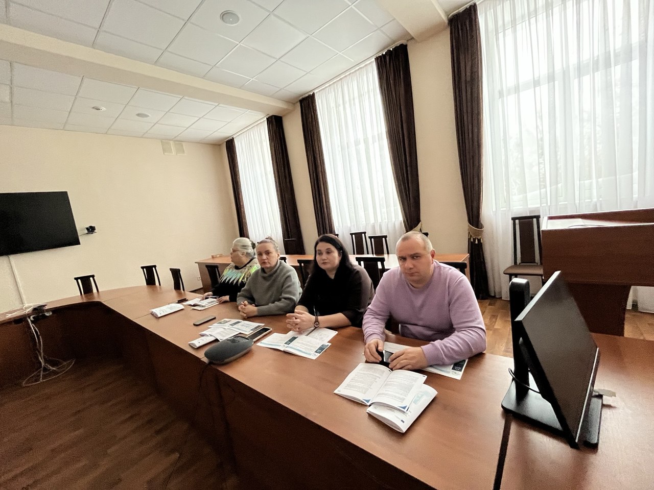 A group of people sitting at a table</p>
<p>AI-generated content may be incorrect.