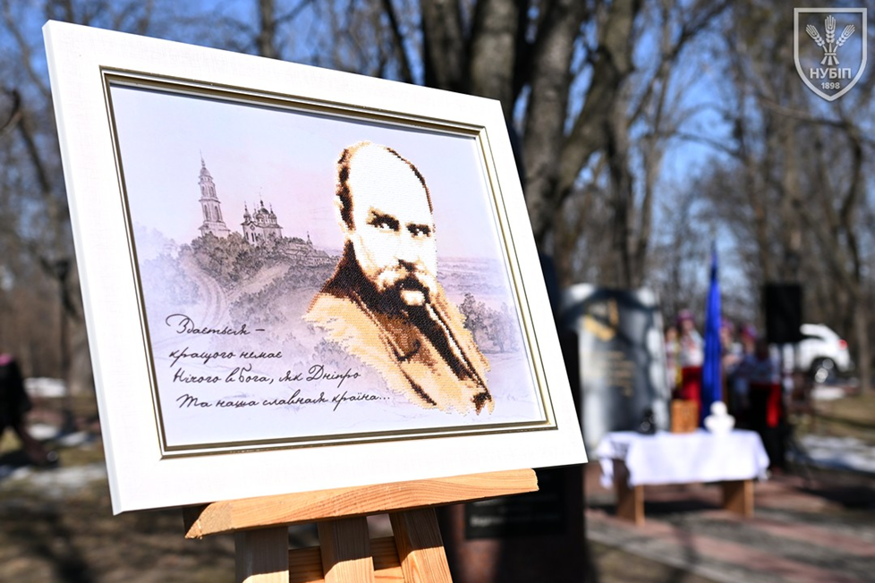 Зображення, що містить просто неба, дерево, штатив, мистецтво</p>
<p>Вміст на основі ШІ може бути неправильним.