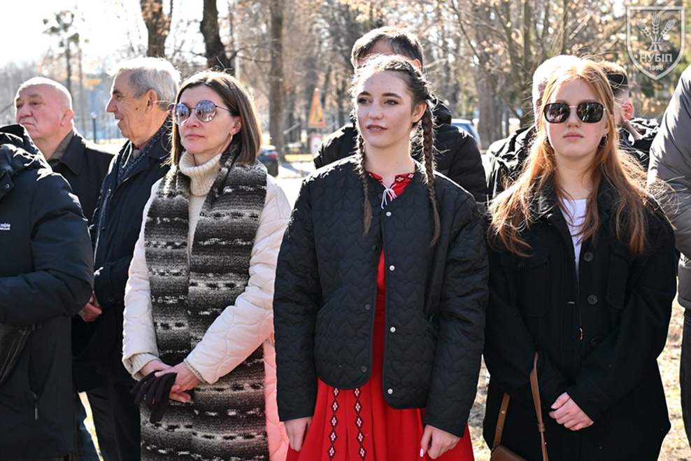 Зображення, що містить одежа, особа, просто неба, Обличчя людини</p>
<p>Вміст на основі ШІ може бути неправильним.