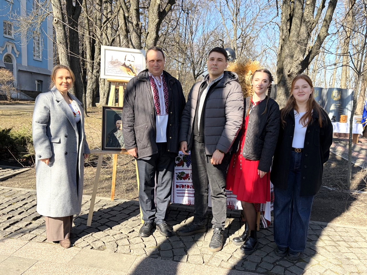 Зображення, що містить одежа, просто неба, особа, взуття</p>
<p>Вміст на основі ШІ може бути неправильним.