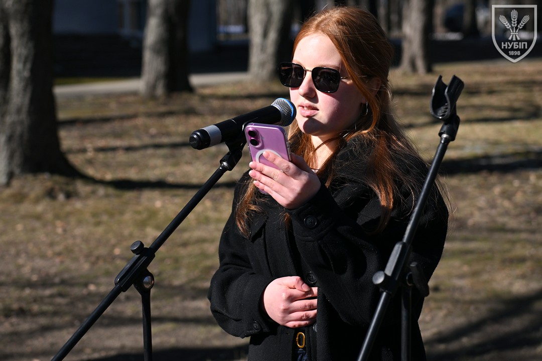 Зображення, що містить просто неба, мікрофон, одежа, особа</p>
<p>Вміст на основі ШІ може бути неправильним.