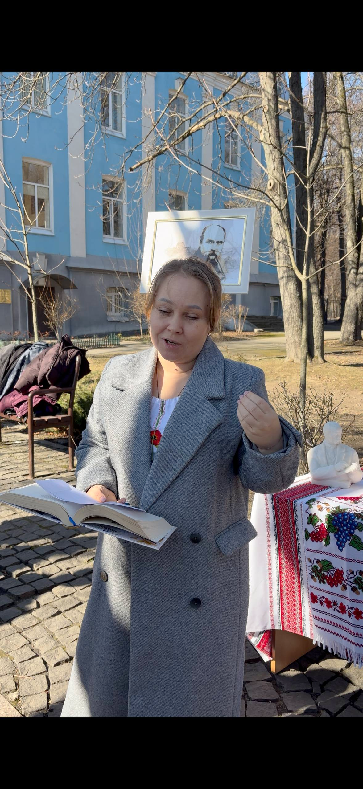 Зображення, що містить одежа, особа, просто неба, Обличчя людини</p>
<p>Вміст на основі ШІ може бути неправильним.