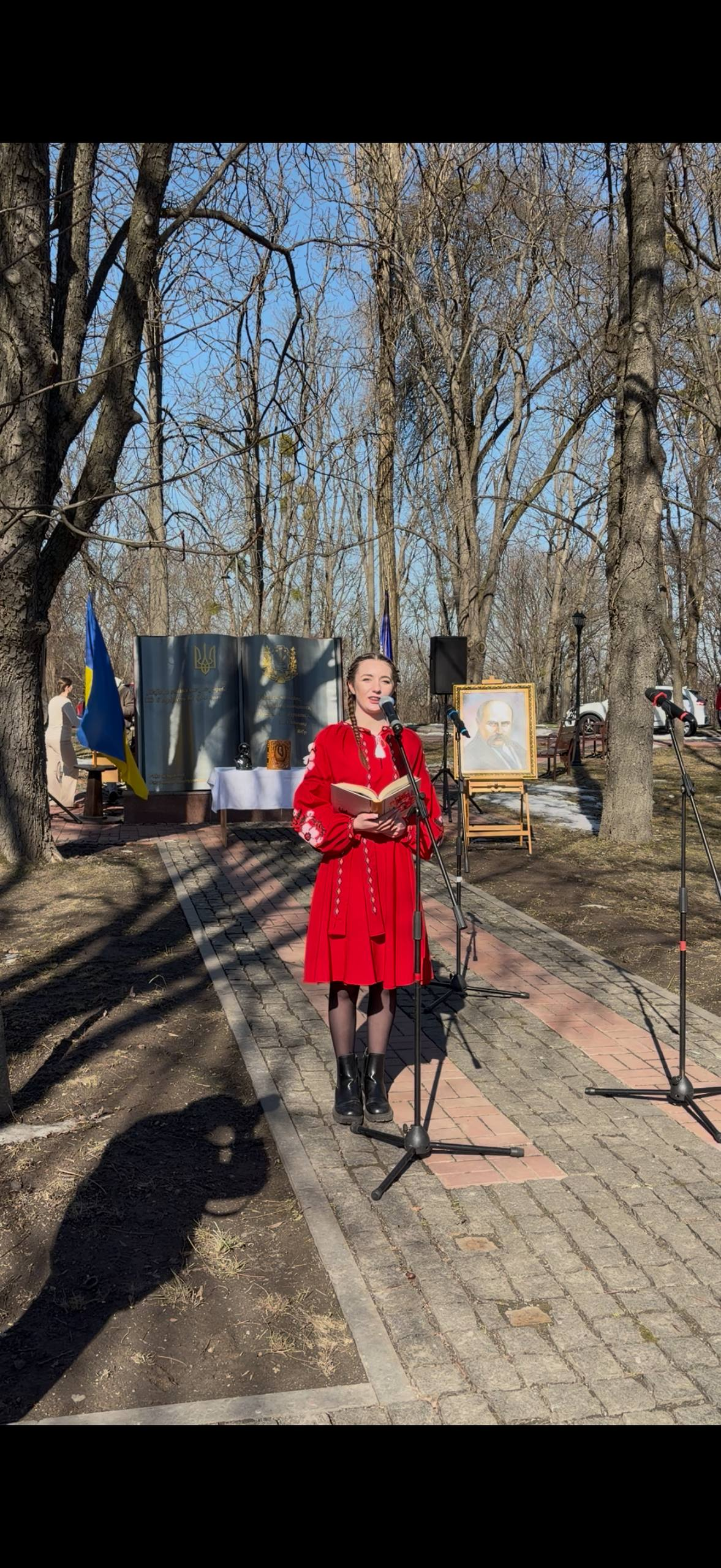Зображення, що містить просто неба, дерево, взуття, одежа</p>
<p>Вміст на основі ШІ може бути неправильним.