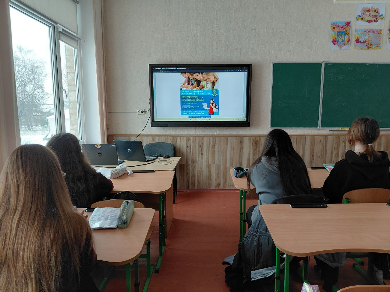 Описание: Изображение выглядит как в помещении, мебель, стена, одежда</p>
<p>Содержимое, созданное искусственным интеллектом, может быть неверным.