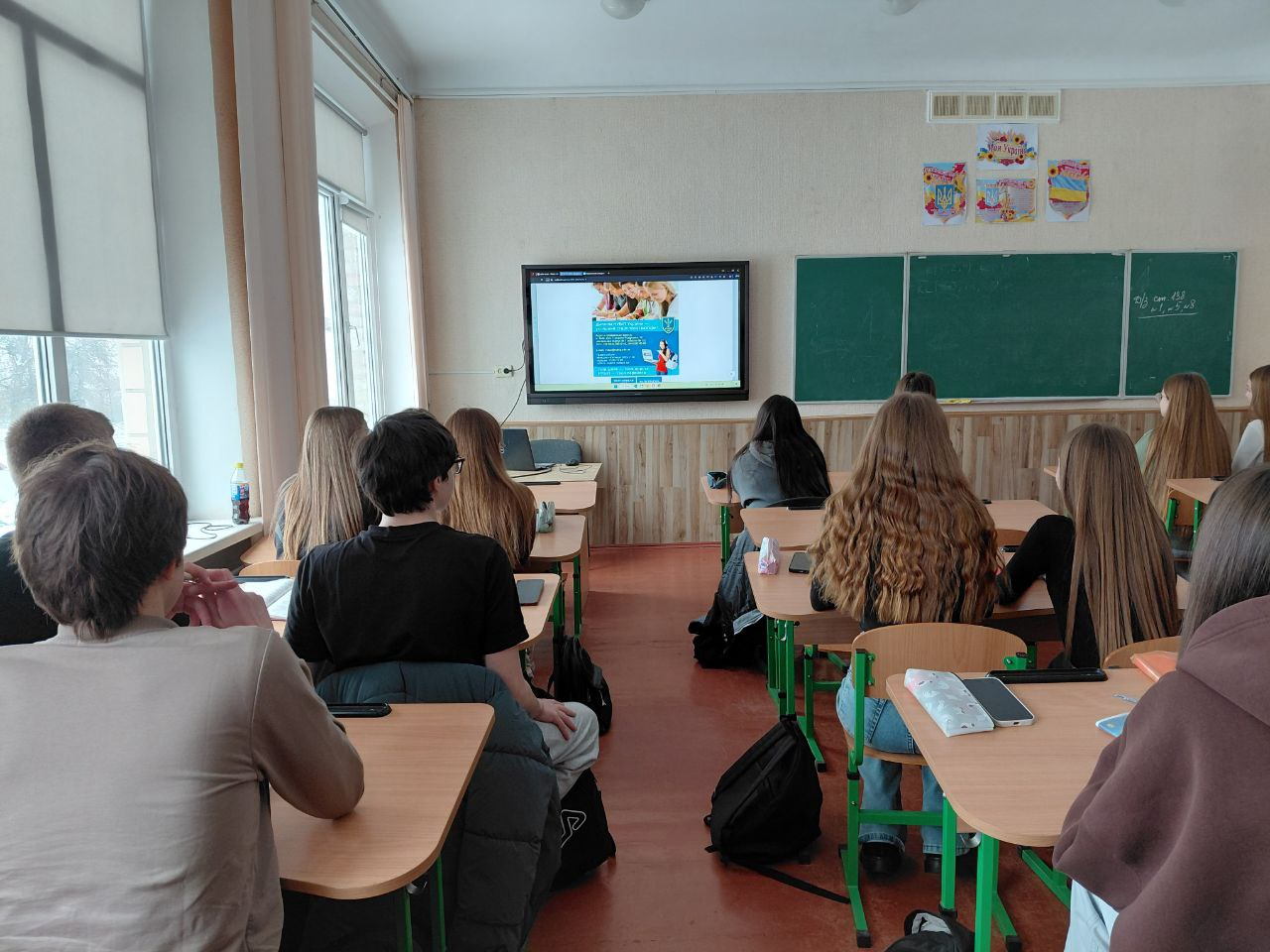 Описание: Изображение выглядит как в помещении, одежда, человек, стена</p>
<p>Содержимое, созданное искусственным интеллектом, может быть неверным.