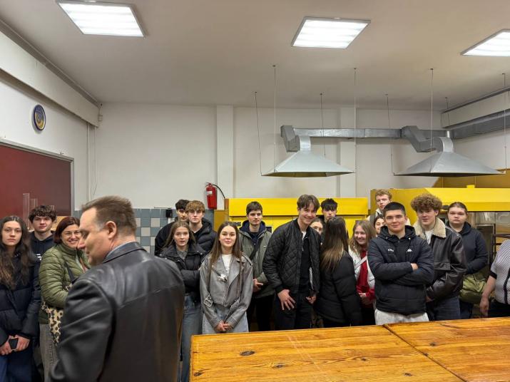 photo_5379891381347752315_y