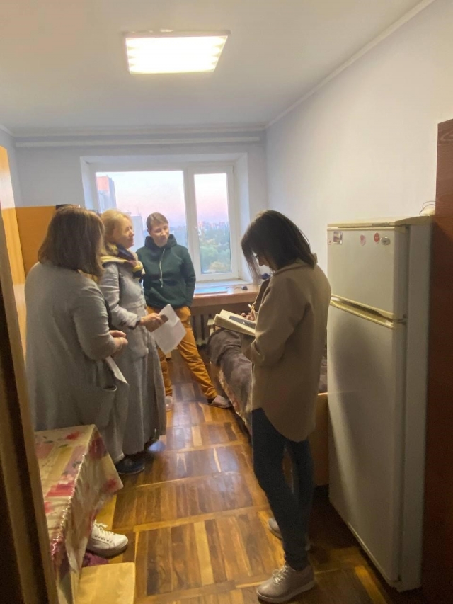 Изображение выглядит как внутренний, стена, человек, полАвтоматически созданное описание