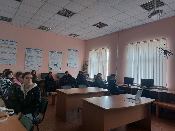 Зображення, що містить у приміщенні, меблі, стіна, Офісна будівляАвтоматично згенерований опис