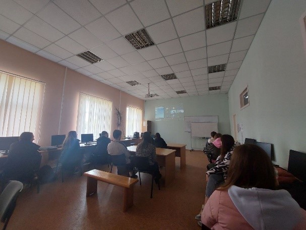 Зображення, що містить у приміщенні, меблі, стіна, стілецьАвтоматично згенерований опис