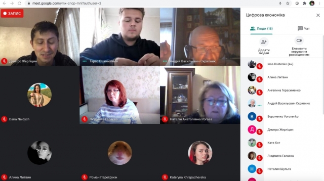 Изображение выглядит как фотография, снимок экрана, мужчина, экранАвтоматически созданное описание