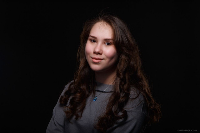 Изображение выглядит как человек, держит, женщина, молодойАвтоматически созданное описание