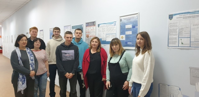 Зображення, що містить одежа, стіна, особа, Обличчя людиниАвтоматично згенерований опис