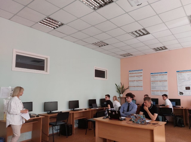 Изображение выглядит как в помещении, стена, одежда, мебельАвтоматически созданное описание