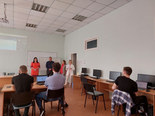 Изображение выглядит как в помещении, стена, стул, мебельАвтоматически созданное описание