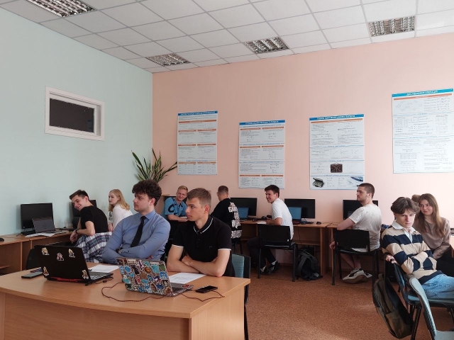 Изображение выглядит как в помещении, стена, человек, одеждаАвтоматически созданное описание