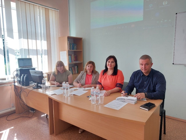 Изображение выглядит как в помещении, стена, одежда, человекАвтоматически созданное описание