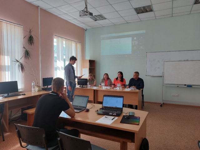 Изображение выглядит как в помещении, Офисное здание, стена, письменный столАвтоматически созданное описание