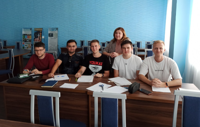 Зображення, що містить одежа, особа, у приміщенні, Обличчя людиниАвтоматично згенерований опис