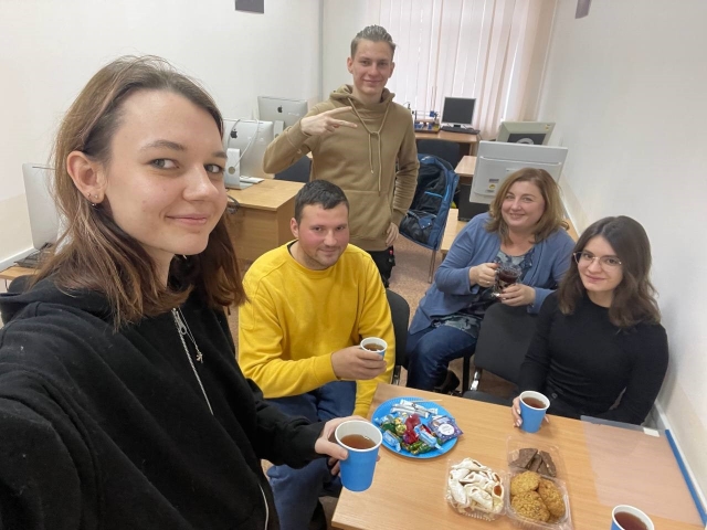 Зображення, що містить особа, одежа, Обличчя людини, у приміщенніАвтоматично згенерований опис