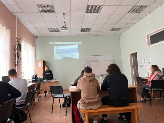 Зображення, що містить у приміщенні, меблі, одежа, стілецьАвтоматично згенерований опис