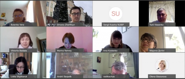 Изображение выглядит как текст, в позе, группа, другойАвтоматически созданное описание