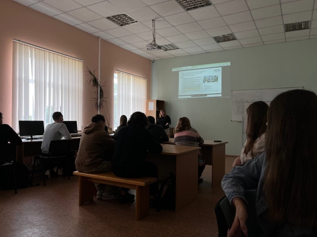 Зображення, що містить у приміщенні, стіна, меблі, одежаАвтоматично згенерований опис