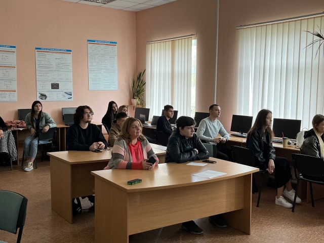 Зображення, що містить у приміщенні, меблі, одежа, стінаАвтоматично згенерований опис