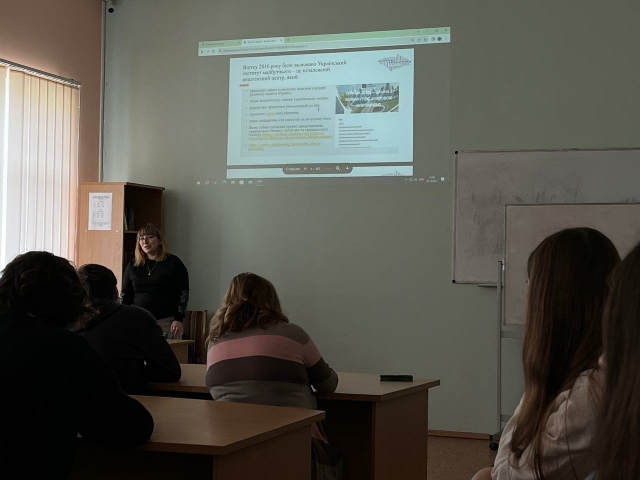 Зображення, що містить у приміщенні, текст, стіна, презентаціяАвтоматично згенерований опис