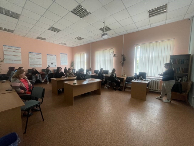 Зображення, що містить у приміщенні, меблі, стіна, Офісна будівляАвтоматично згенерований опис