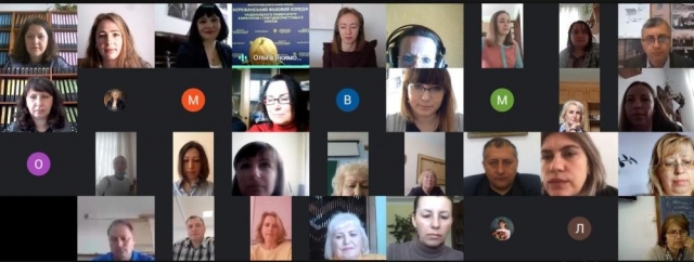 Изображение выглядит как текст, в позе, человек, группаАвтоматически созданное описание